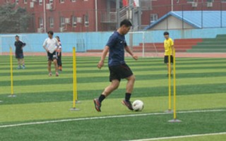 体育老师必须会足球吗，体育老师必须会足球吗知乎