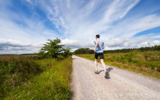 跑步时有足球过来要踢吗，跑步时有足球过来要踢吗为什么